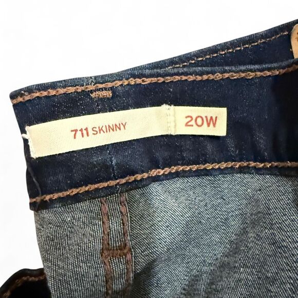 Levi's Women's Dark Wash Blue Skinny Jeans - EUC - Picture 2 of 5